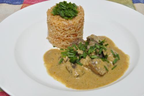 Vinařský guláš s paprikovou rýží – Snadné Česko recept, zvládnete za 30 - 45 minut